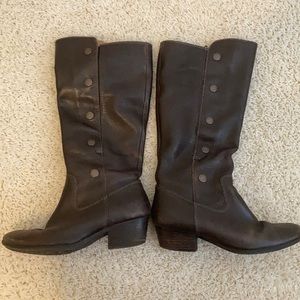 Leather riding boots with button detail